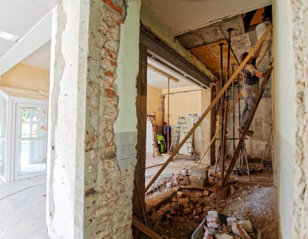 House in the process of renovation - learn how best to cope with a neighbor's renovation?