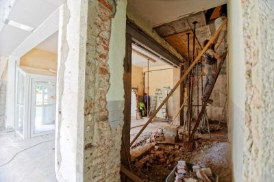 House in the process of renovation - learn how best to cope with a neighbor's renovation?