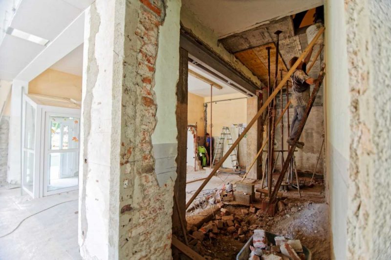 House in the process of renovation - learn how best to cope with a neighbor's renovation?