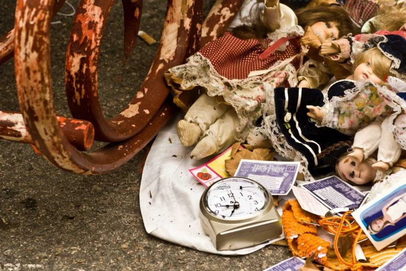 Organize yard sale