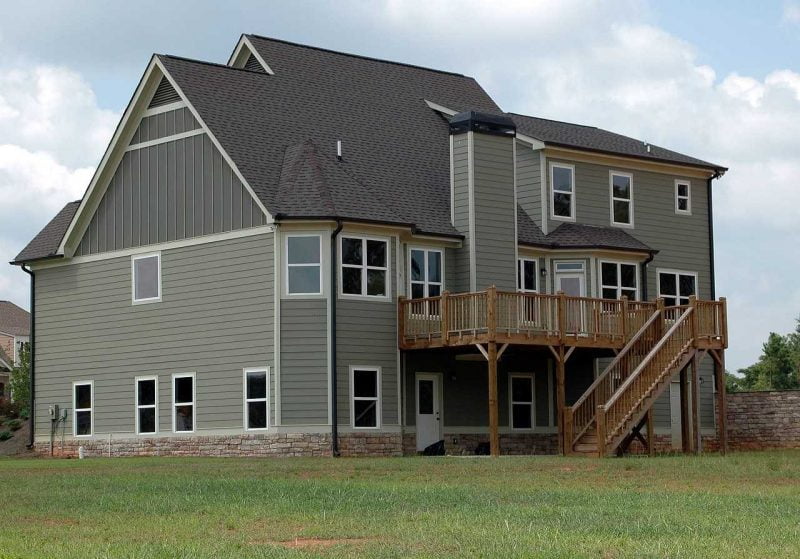 A large mobile house and a lawn in front of it